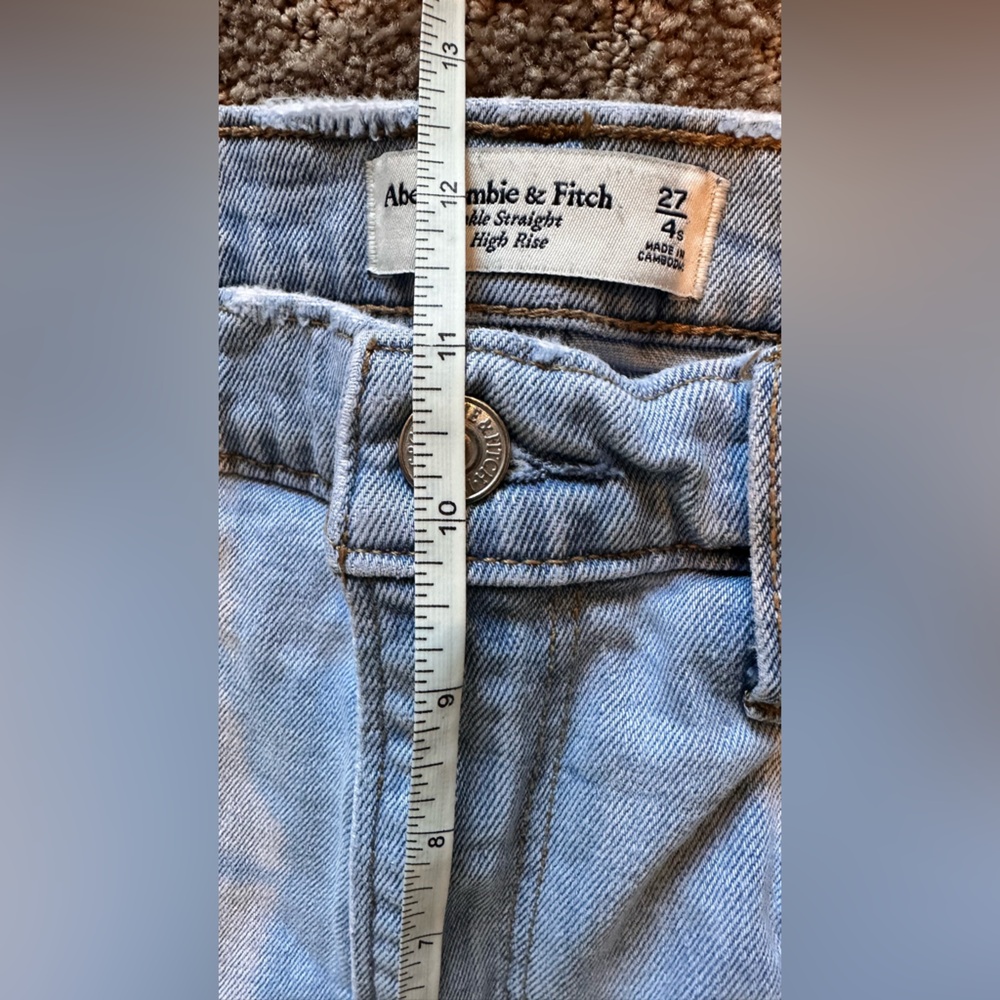 Abercrombie High Rise Ripped Jeans Short - Picture 4 of 4